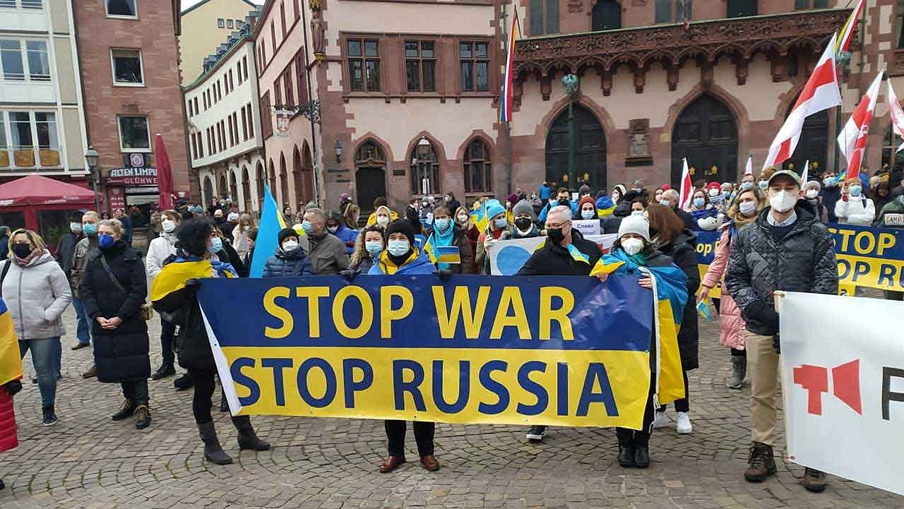 Auf dem Plakat steht: Stop War - Stop Russia