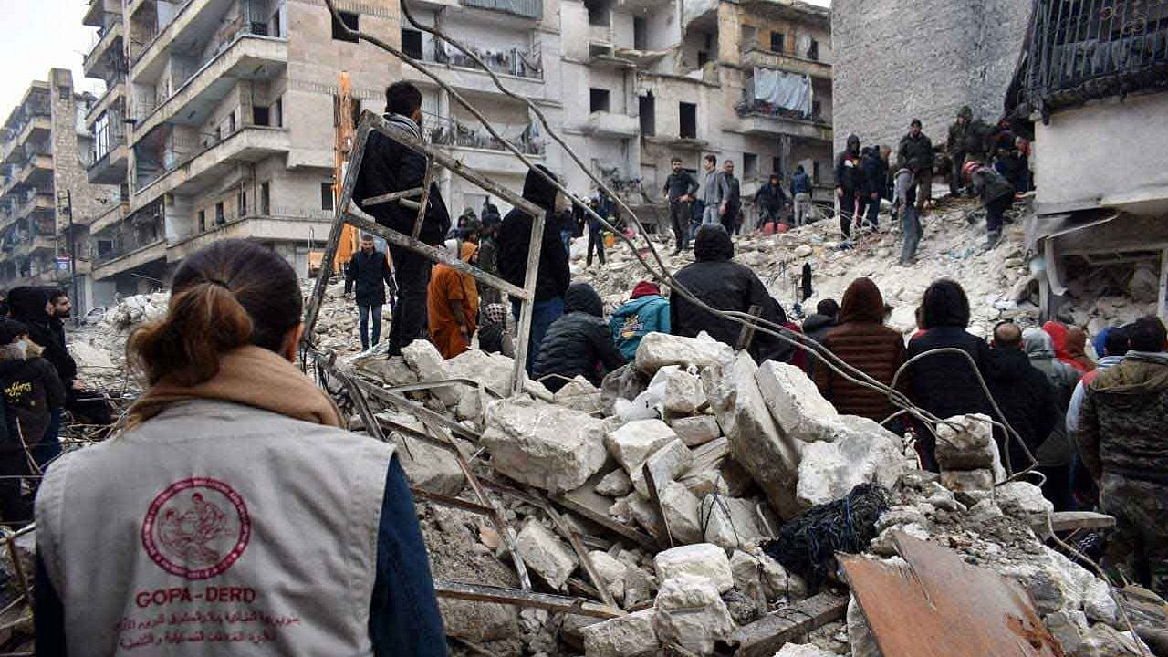 Schweres Erdbeben in dere Türkei und Syrien am 6.2. 2023. Mitarbeitende von GOPA-DERD machen sich einen Überblick über die Lage, um den Bedarf an Hilfeleistuungen zu evaliieren und vorzubereiten.