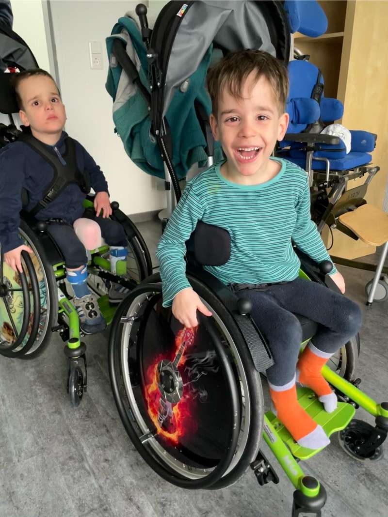 Zwei Jungs im Rollstuhl