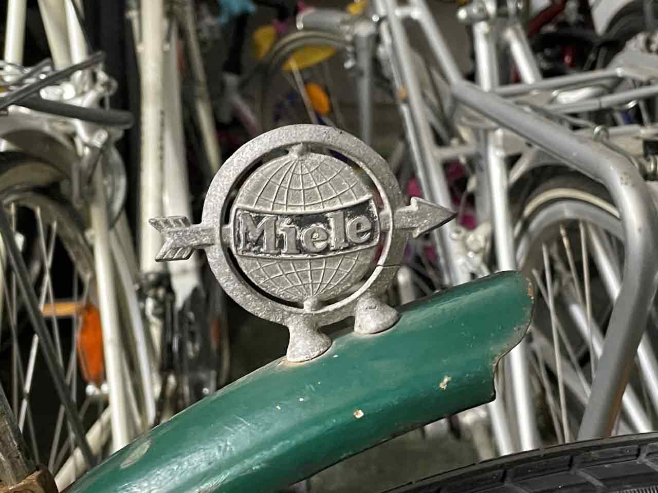 Silbernes Schild auf grünem Fahrrad-Schutzblech.