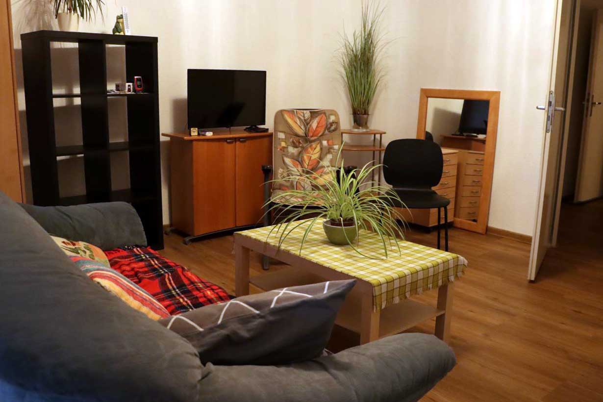 Eine Couch, ein Tisch: So sieht das Wohnzimmer in der Wohnung von Achim Kaffenberger aus