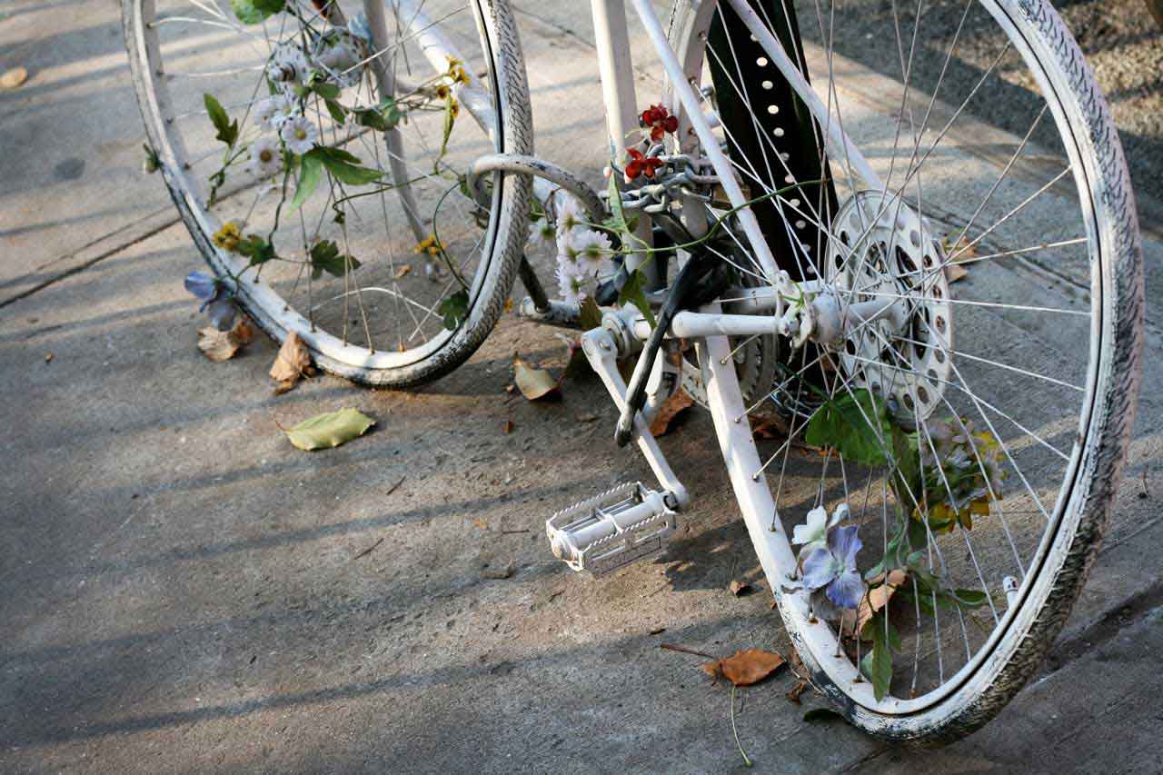 Ein Geisterfahrrad erinnert an verunglückte Fahrradfahrer und Fahrradfahrerinnen