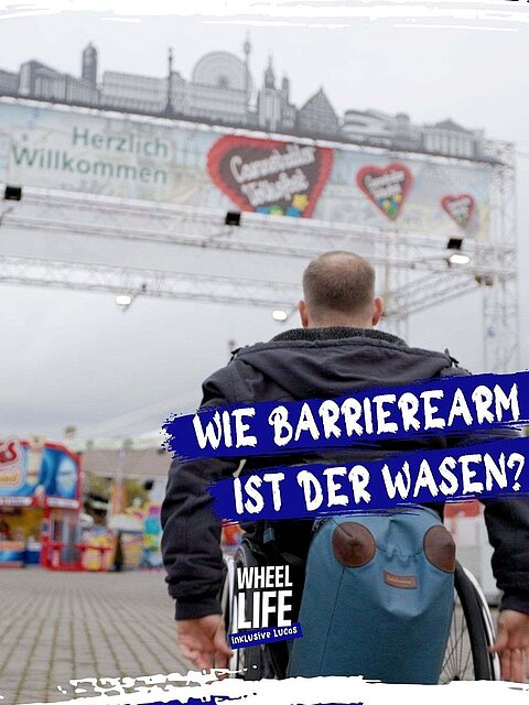 Ein Mann im Rollstuhl vor dem Eingang zum Cannstatter Wasen. Text: Wie barrierearm ist der Wasen?