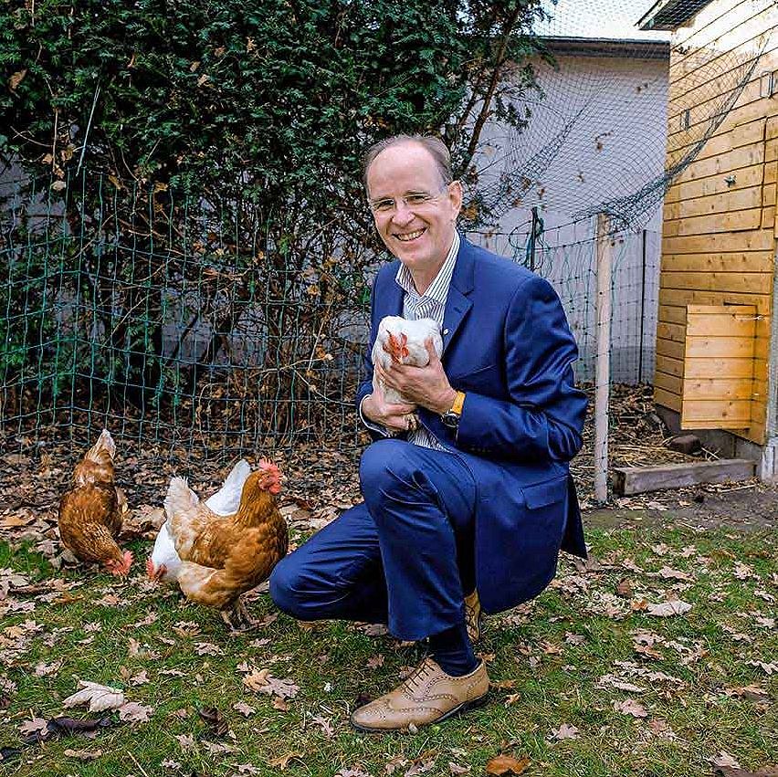 Bischof Ralf Meister mit seinen Hühnern
