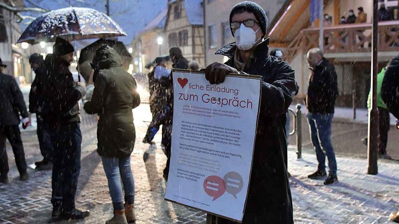 Vetreter von Kirchengemeinden sind zum Gespräch mit "Querdenkern" bereit - aber die Atmosphäre ist frostig.