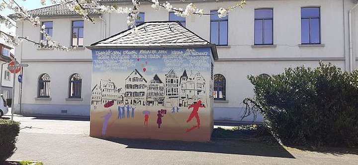 Dieses Häuschen nahe der Stadtkirche wurde von Mitarbeiter:innen des Diakonischen Hilfswerks Wetterau bemalt.