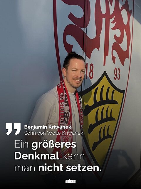 Ein junger Mann mit einem Dutt steht vor dem Vereinswappen des VfB Stuttgart. Er trägt ein weißes Shirt und einen Fan-Schal. Text: "Benjamin Kriwanek. Sohn von Wolle Kriwanek. Ein größeres Denkmal kann man nicht setzen."