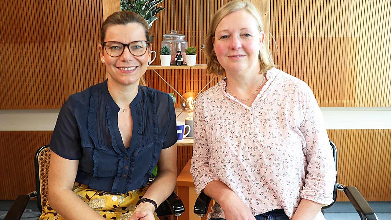 Host Charlotte Mattes, link, rechts Stefanie Schuchmann. Beide lächeln in die Kamera