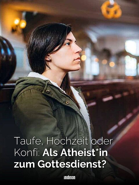Eine Frau mit dunklen langen Haaren und grüner Jacke sitzt in einer Kirchenbank. Text: Taufe, Hochzeit oder Konfi: Als Atheist zum Gottesdienst?