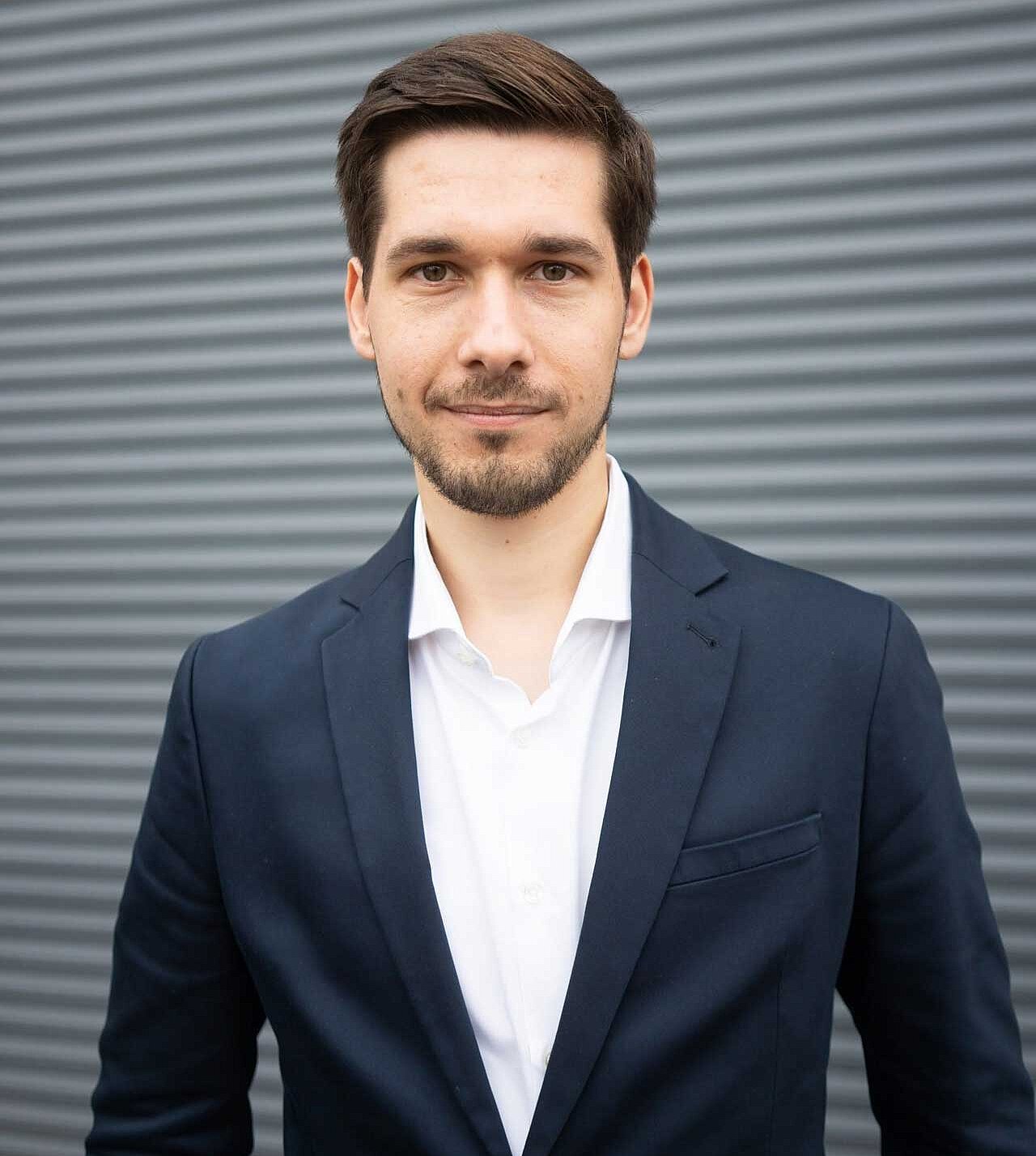 ARD-Ukraine Korrespondent Vassili Golod im Porträt mit weißem Hemd und blauem Sacko