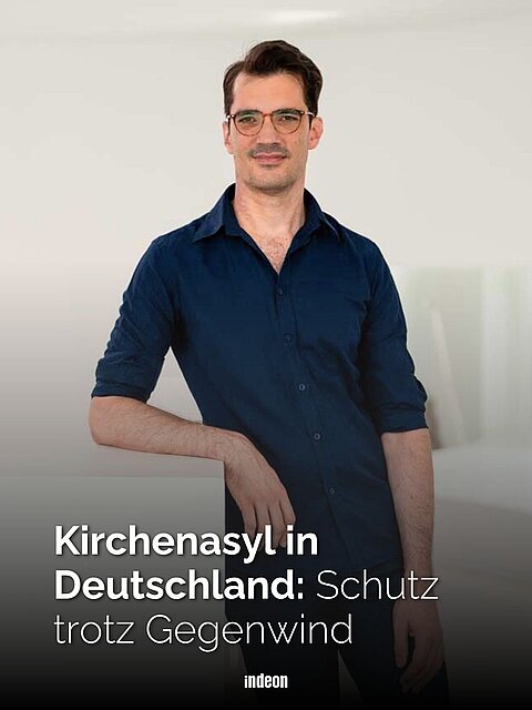 Eine Person mit blauem Hemd lehnt an einem weißen Kasten. Text: "Kirchenasyl in Deutschland: Schutz  trotz Gegenwind"