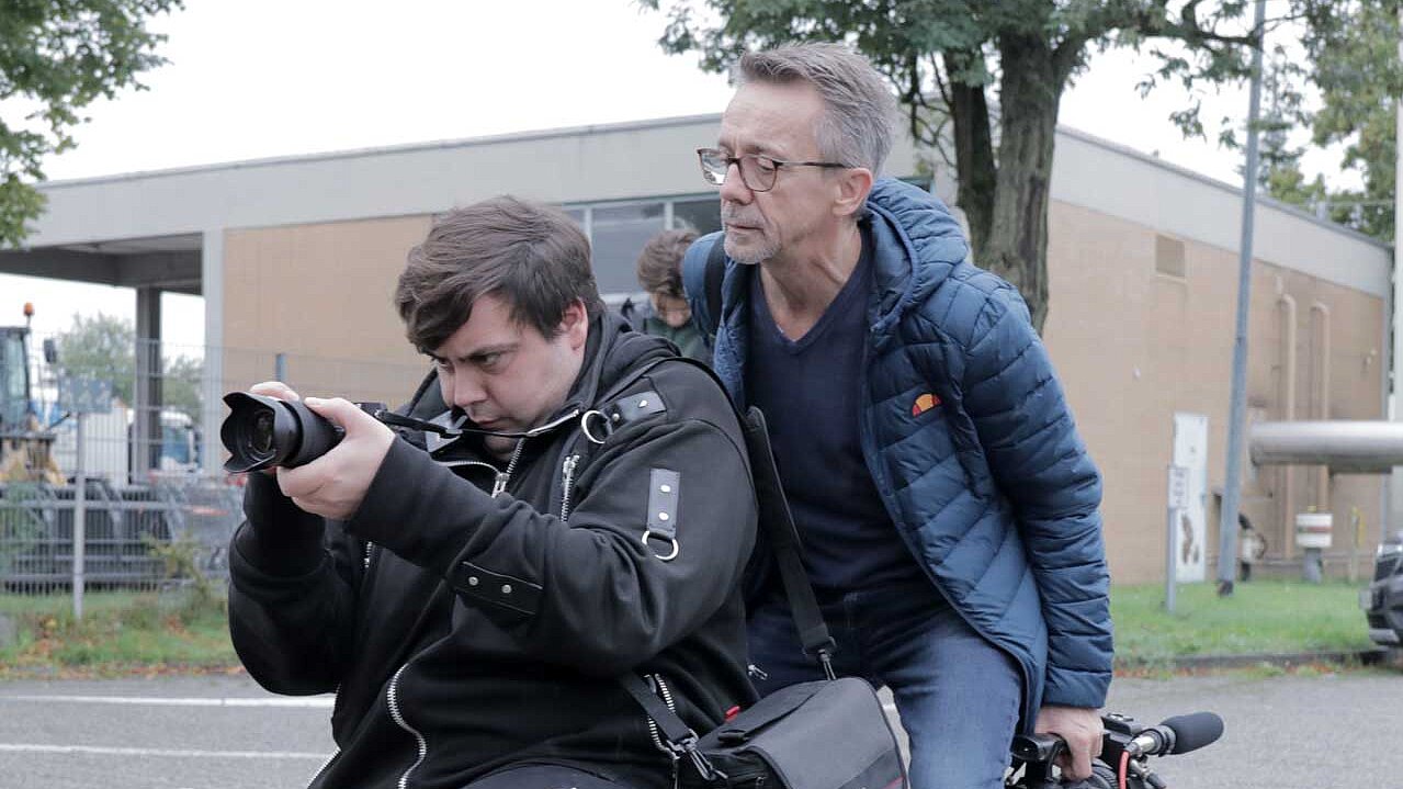 Für die perfekten Bilder, geht Sebastian auch in die Hocke. Gruppenleiter Stefan Juraschek begleitet den Dreh. 