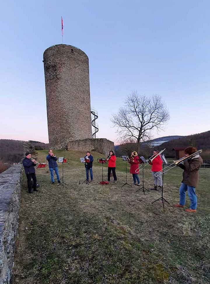 Posaunenchor vor Burg