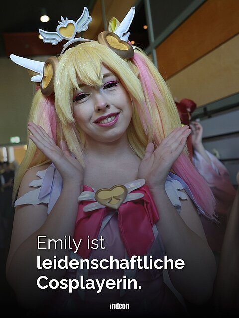 In ihrem Cosplay-Kostüm "Juno" aus dem Game "Overwatch": Emily, die leidenschaftliche Cosplayerin ist.