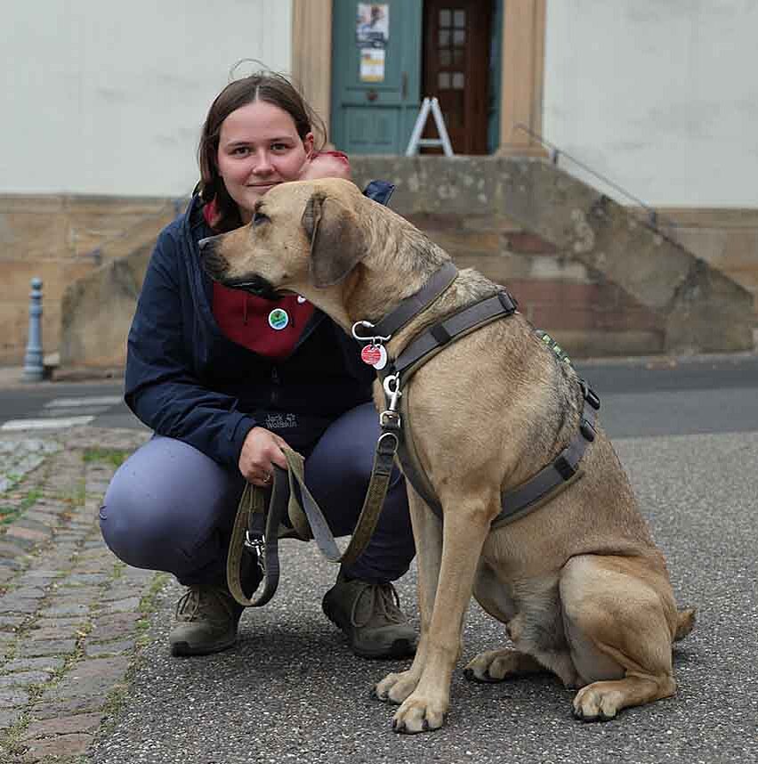 Lili Bohrer mit Ridgeback-Labrador Merlot