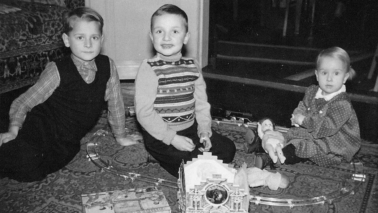 Weihnachten im Jahr 1953 bei Familie Krieger: Siegmund Krieger mit Bruder Hans-Ulrich und Schwester Cornelia (von links) mit ihren Weihnachtsgeschenken.