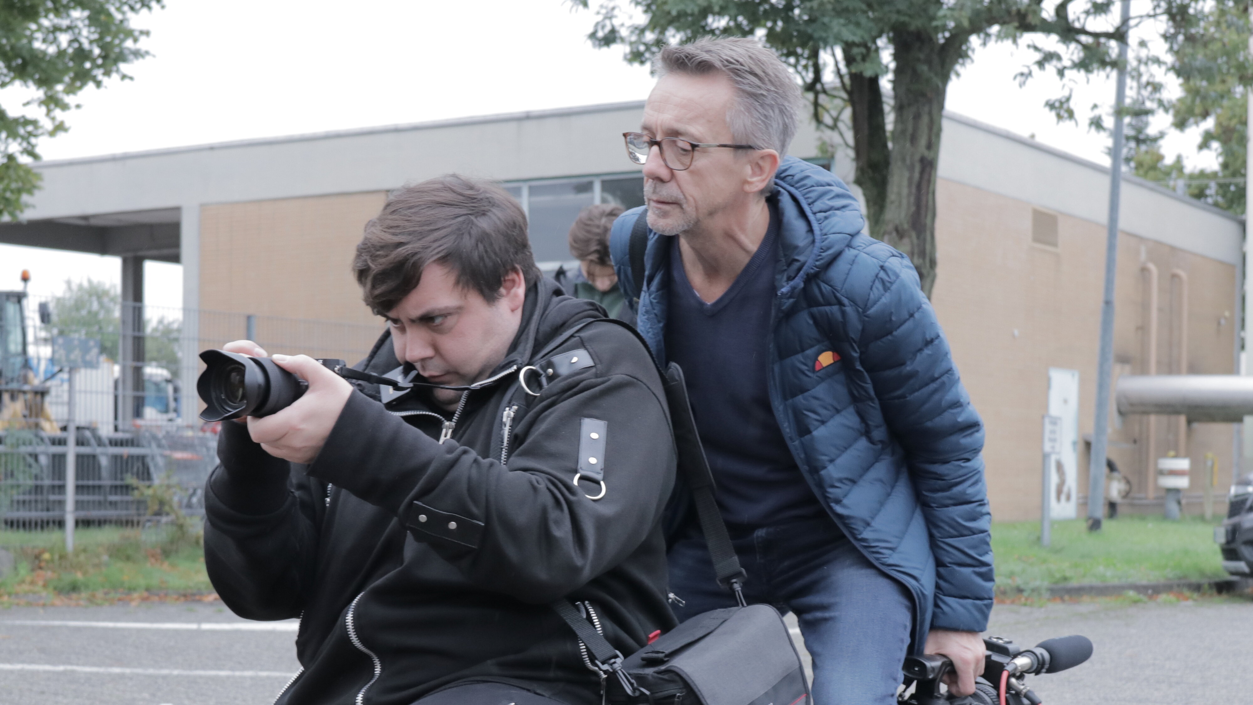 Für die perfekten Bilder, geht Sebastian auch in die Hocke. Gruppenleiter Stefan Juraschek begleitet den Dreh. 