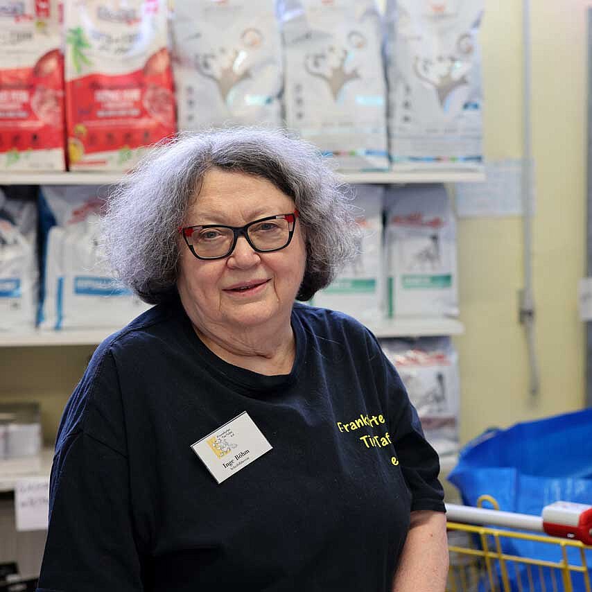 Inge Böhm in Lager der Frankfurter Tiertafel