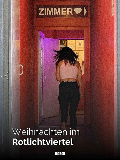 Eine Frau im Eingang eines Bordells