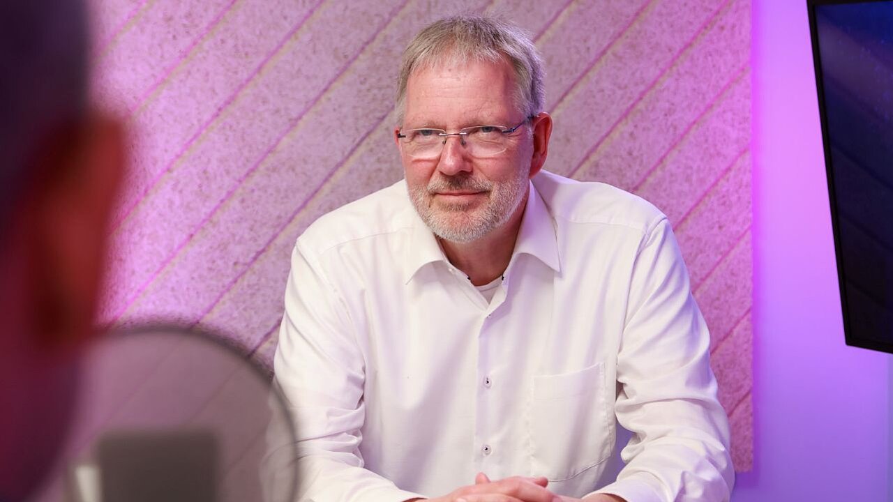 Arnd Henze im Hoffnungsmensch-Studio