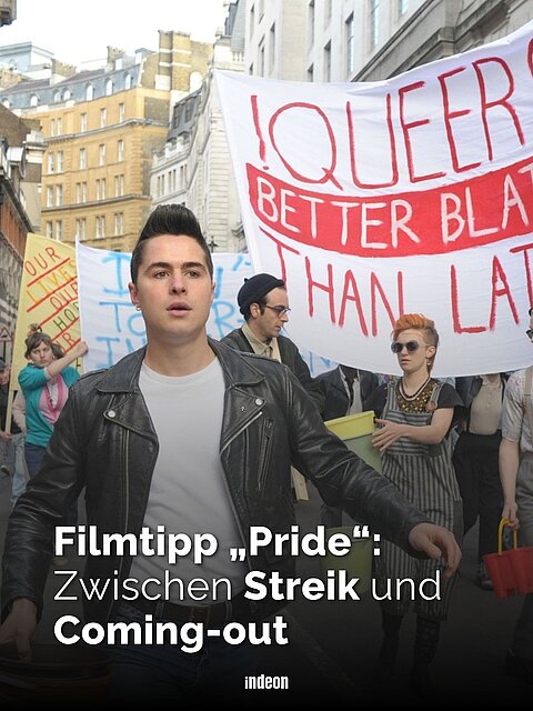 Zu sehen ist eine Textkachel. Diese zeigt eine Szene aus dem Film Pride. Zu sehen ist im Vordergrund ein junger Mann mit schwarzer Jacke und weißem Shirt, hinter ihm laufen weitere junge Menschen. Es ist eine Demonstration. In weißer Schrift steht geschrieben: Filmtipp Pride: Zwischen Streik und Coming-out