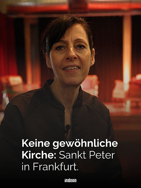 Eine Frau mit dunklen Haaren sitzt. Im Hintergrund eine Theaterbühne. Text: Keine gewöhnliche Kirche: Sankt Peter in Frankfurt