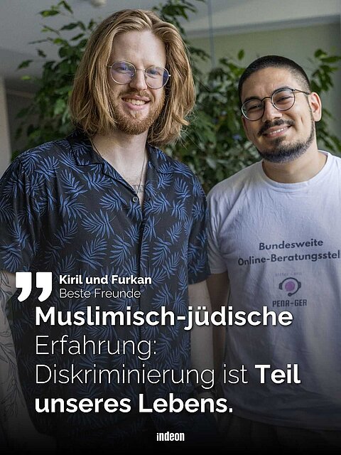 Kiril und Furkan, zwei beste Freunde in einem Zimmer vor einer Grünpflanze.