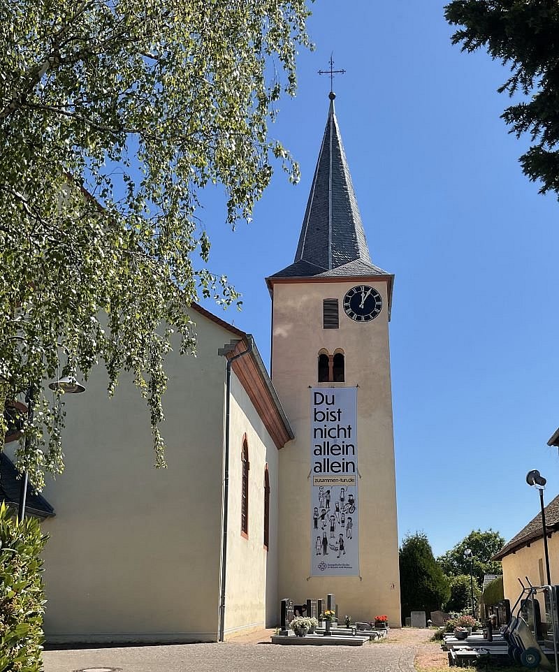 Kampagnen-Banner an der Ev. Kirche Dienheim