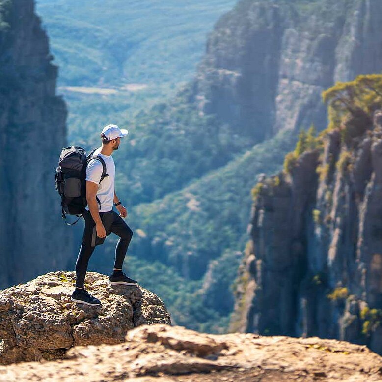 Mann auf dem Gipfel des Berggipfels