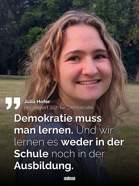 Eine junge Person vor grünen Bäumen im Hintergrund. Text: Julia Hofer engagiert sich für Demokratie. Zitat: Demokratie muss man lernen und wir lernen es weder in der Schule noch in der Ausbildung. 