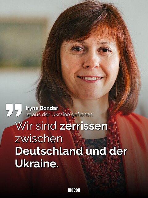 Zitatgrafik mit einer Frau (Iryna Bondar) im roten Blazer und Text: „Iryna Bondar ist aus der Ukraine geflohen. Wir sind zerrissen zwischen Deutschland und der Ukraine.“