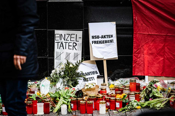 Die These des rassistischen Einzeltäters ist widerlegt und die Wut darüber zeigt sich auch beim Gedenken der Opfer von Hanau. 
