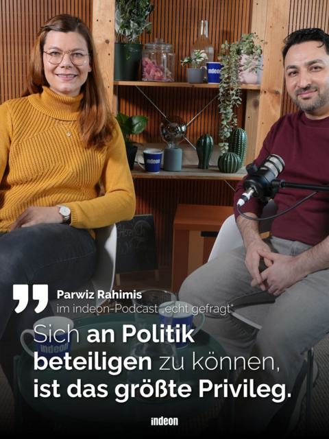 Parwiz und Lotte im Podcaststudio, darunter ein Zizat, dass er froh ist sich an Politik beteiligen zu können