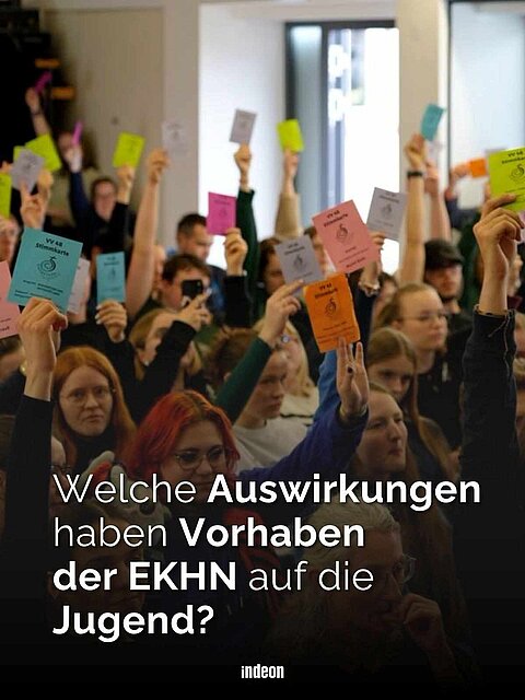 Zu sehen ist eine Textkachel mit weißer Schrift: Welche Auswirkungen haben Vorhaben der EKHN für die Jugend?  