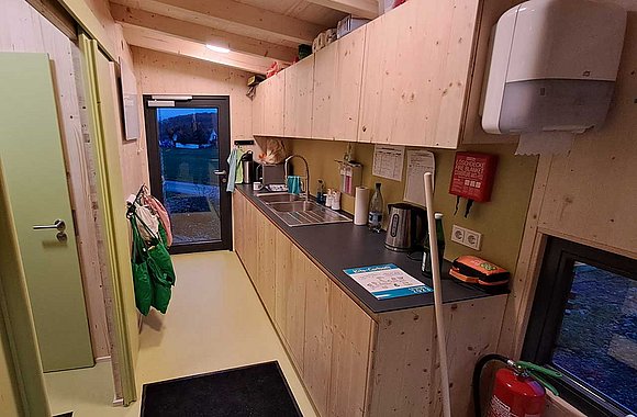 Das Tiny-House von innen mit Küchenzeile