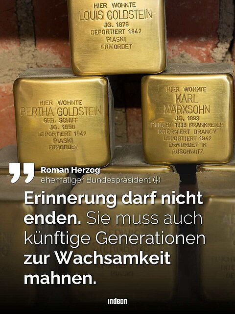 Ein Stapel Stolpersteine. Dazu ein Zitat des ehemaligen Bundespräsidenten Roman Herzog: Erinnerung darf nicht enden. Sie muss auch künftige Generationen zur Wachsamkeit mahnen.
