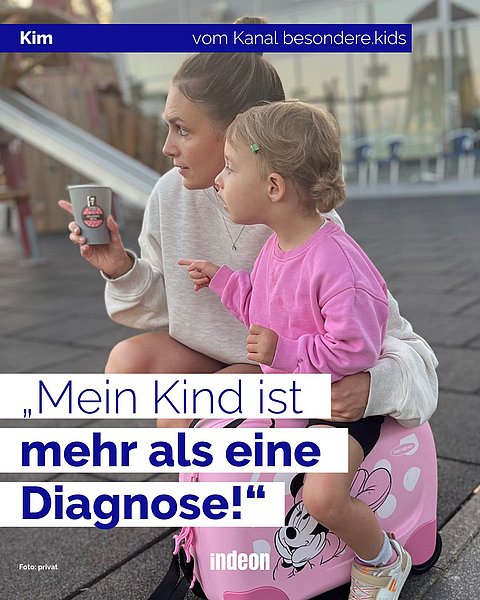 Kim und ihre Tochter Mia. Mia sitzt auf einem pinken Koffer. Darunter das Zitat: Mein Kind ist mehr als eine Diagnose