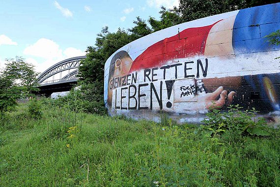 Unbekannte haben das Wandbild des toten Flüchtlingsjungen Alan Kurdi in Frankfurt am Main zerstört.