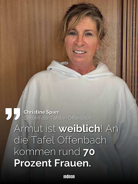 Eine blonde Frau mit weißem Hoodie. Im Text ein Zitat von Christine Sparr, der Leiterin der Tafel Offenbach: "Armut ist weiblich! An die Tafel Offenbach kommen rund 70 Prozent Frauen.