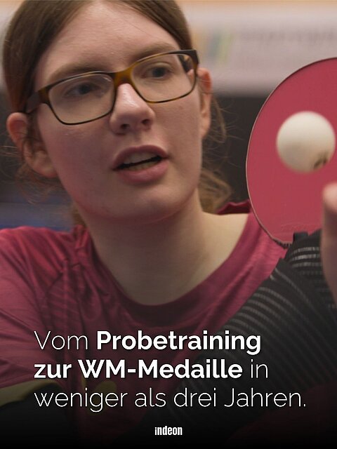 Junge Frau mit Brille spielt konzentriert Para-Tischtennis, Text: Vom Probetraining zur WM-Medaille in weniger als drei Jahren.