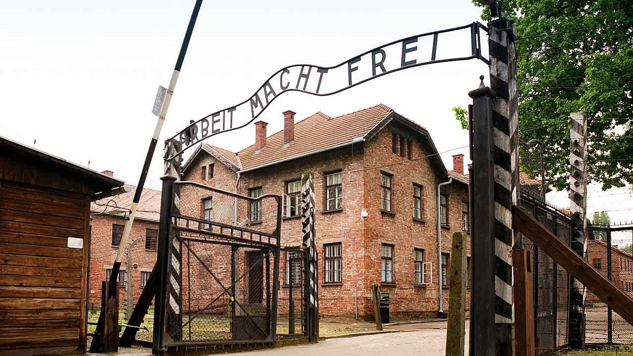 Eingangstor des ehemaligen Vernichtungslagers Auschwitz mit dem Schriftzug "Arbeit macht frei"