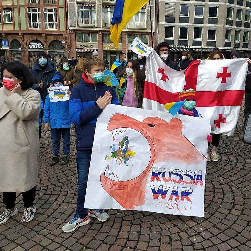 Auf der Demo fordern die Menschen ein Ende von Putins "Militae​raufmarsch" und die Lieferung von Verteidigungswaffen durch befreundete Staaten.