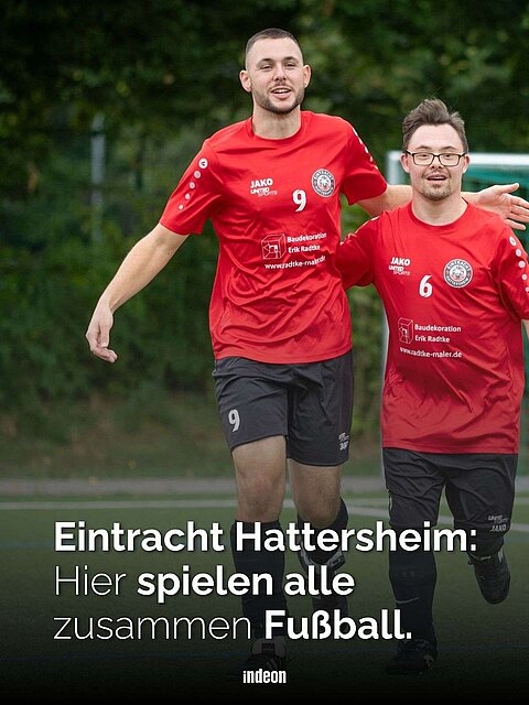 Zwei Personen im roten Fußballtrikot legen den Arm im Laufen umeinander. Text: "Eintracht Hattersheim: Hier spielen alle zusammen Fußball