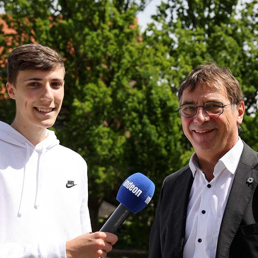 Reporter Julian Held im Interview mit Kirchenpräsident Volker Jung