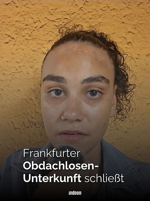 Eine Frau mit dunkel Locken mit einem Mikrofon in der Hand vor einer gelben Wand. Text: Frankfurter Obdachlosenunterkunft schließt