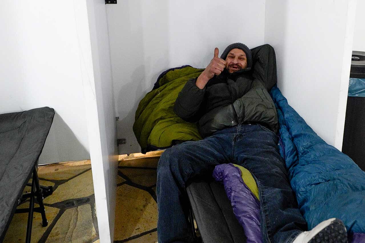 Obdachloser in einer Liege - Daumen hoch