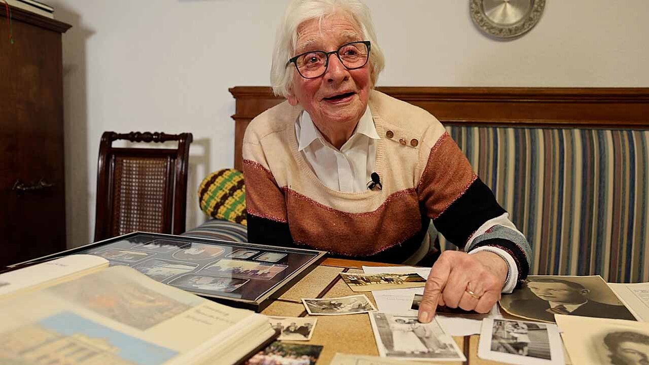 Ruth Kreiselmaier an ihrem Wohnzimmertisch