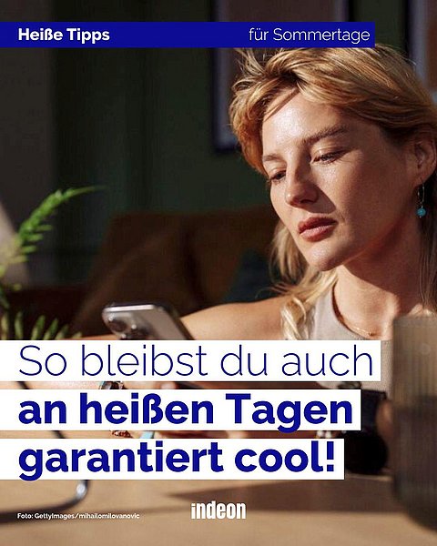 Eine Frau mit rotblonden Haaren sitzt vor einem Ventilator und hält ihr Handy in der Hand. Text: "Heiße Tipps für Sommertage. So bleibst du auch an heißen Tagen garantiert cool!"