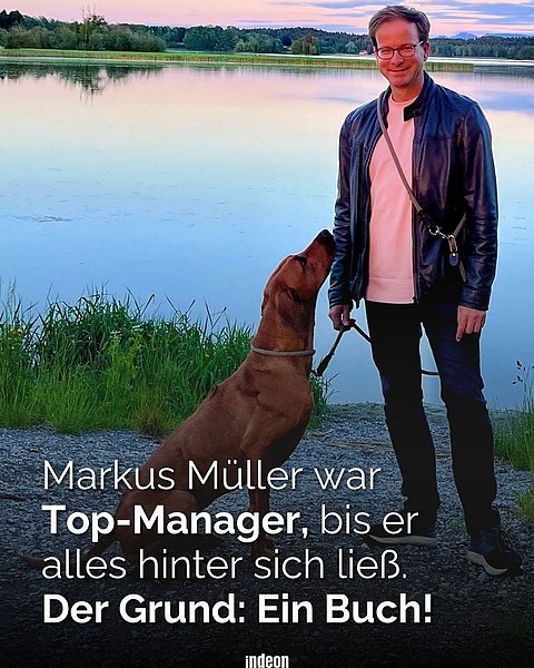 Ein Mann in einer Lederjacke steht am Ufer eines Sees, ein brauner Hund sitzt neben ihm. Text über seine Entscheidungen als Top-Manager und einem Buch wird hervorgehoben.