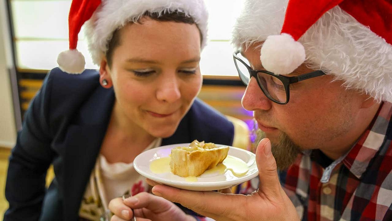 Esther und Seba mit einem Stück Apfelstrudel